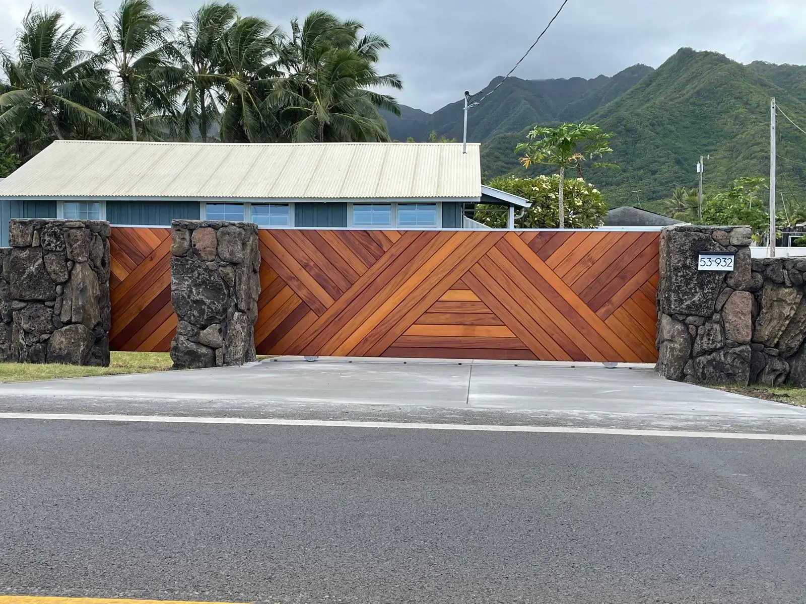 Benefits of hiring Honolulu fencing companies vs. DIY fence installation.