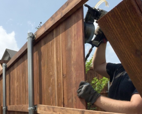 Hawaii fence installer builds a fence on Oahu.