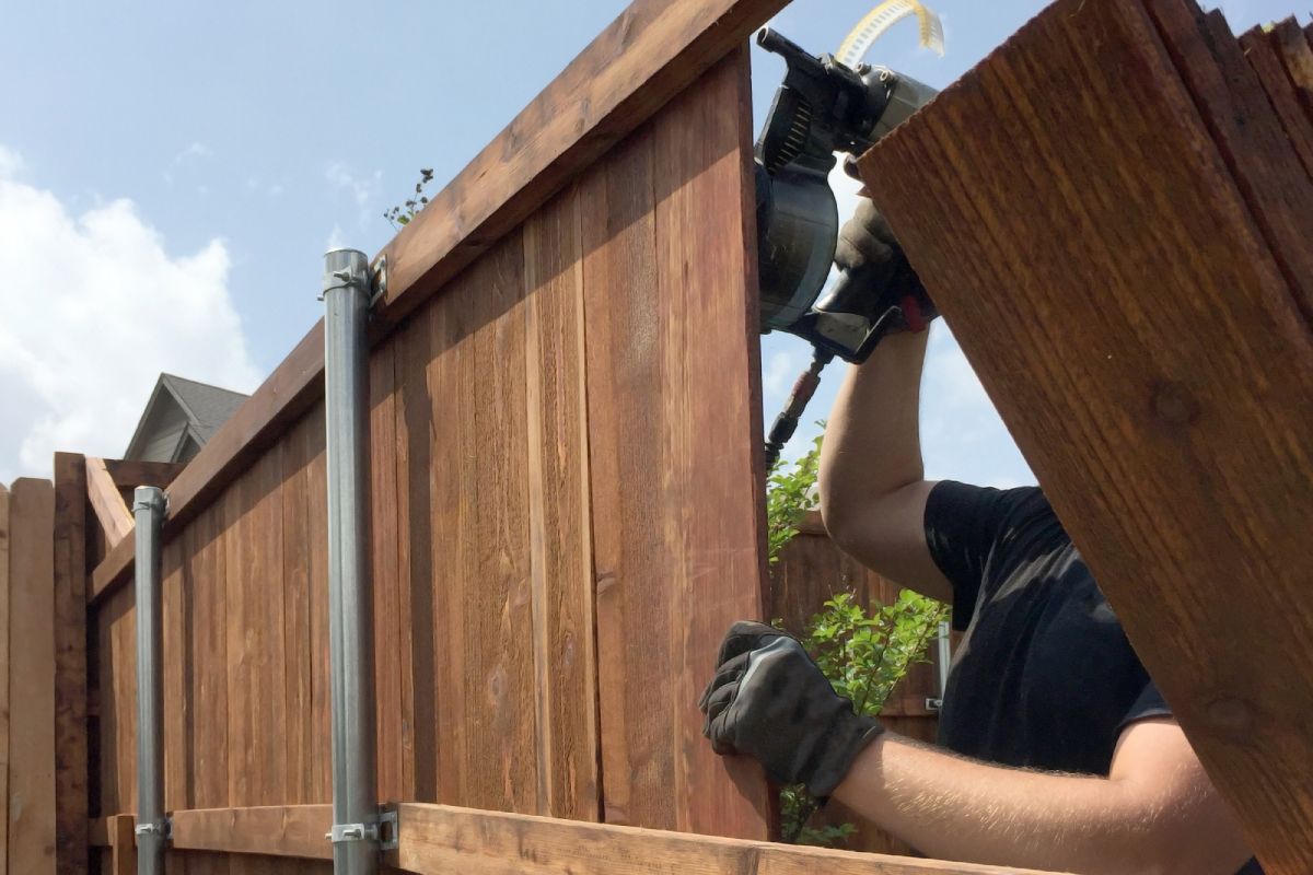 Honolulu fence builder installs fence. Hawaii fencing contractors, Oahu.