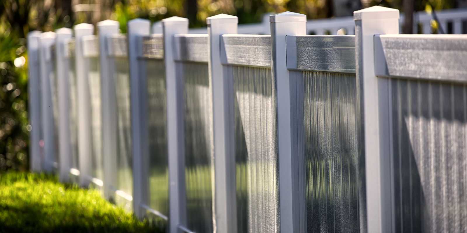 Installation of vinyl fence by Hawaii fencing companies, Honolulu.